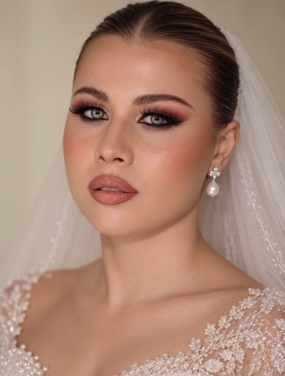 Sposa con make-up bridal luminoso, sguardo intenso e pelle effetto glass skin
